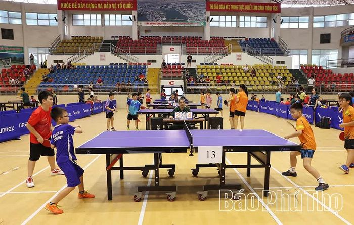 Các vận động viên nhí tranh tài trong ngày thi đấu đầu tiên.