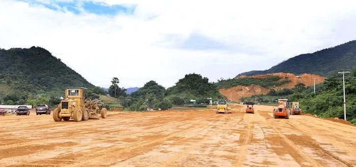 Nhà thầu đẩy nhanh tiến độ thi công cao tốc Hòa Bình - Mộc Châu đoạn qua địa bàn xã Đà Bắc.