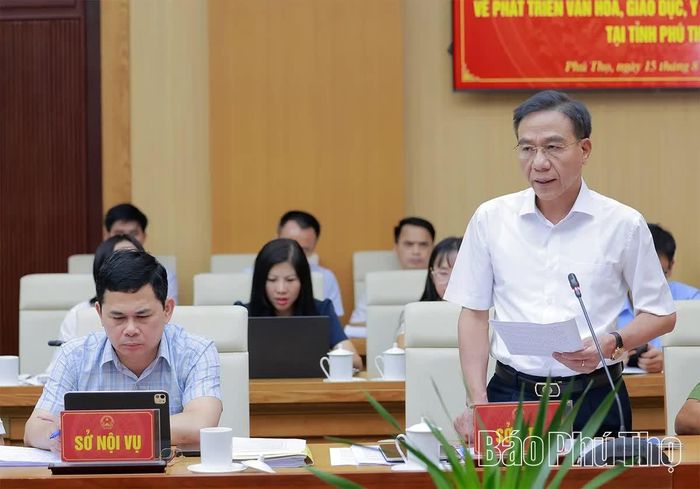 Giám đốc Sở Y tế Lê Hồng Trung báo cáo tại buổi làm việc.