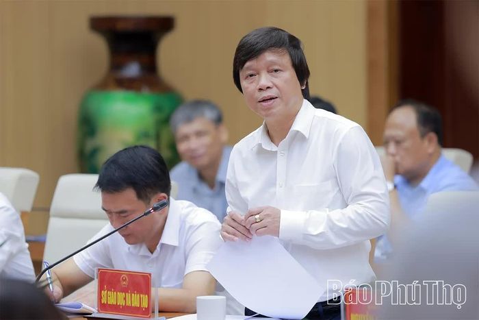 Lãnh đạo Sở Giáo dục và Đào tạo báo cáo tại buổi làm việc.