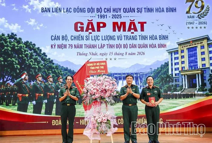 Thay mặt Đảng ủy - Bộ CHQS tỉnh Phú Thọ, Đại tá Bùi Văn Mai - Phó Chỉ huy trưởng, Tham mưu trưởng Bộ CHQS tỉnh tặng hoa chúc mừng Ban liên lạc.