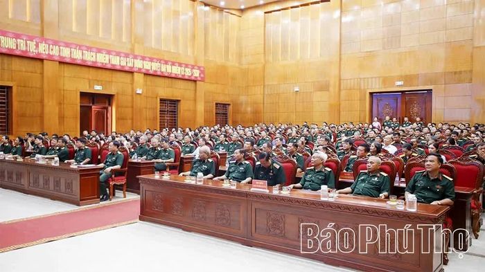 Các thế hệ cán bộ, chiến sĩ ôn lại truyền thống của lực lượng vũ trang tỉnh Hòa Bình (cũ).