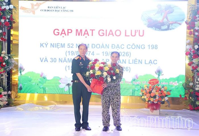 Đại diện lãnh đạo Hội Hỗ trợ gia đình liệt sĩ tỉnh Phú Thọ tặng hoa chúc mừng Ban liên lạc.