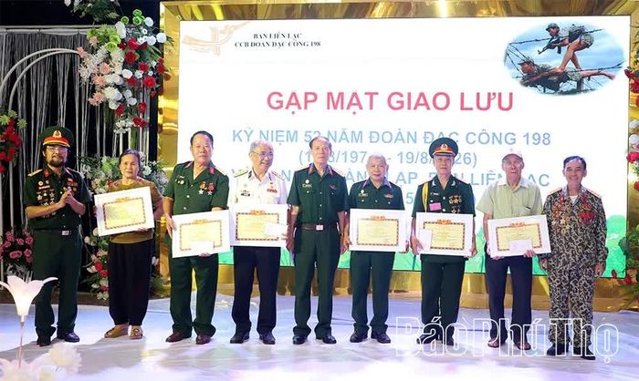 Ban liên lạc trao tặng bằng khen, giấy khen cho các tập thể, cá nhân có thành tích xuất sắc, góp phần xây dựng Ban liên lạc ngày càng phát triển.