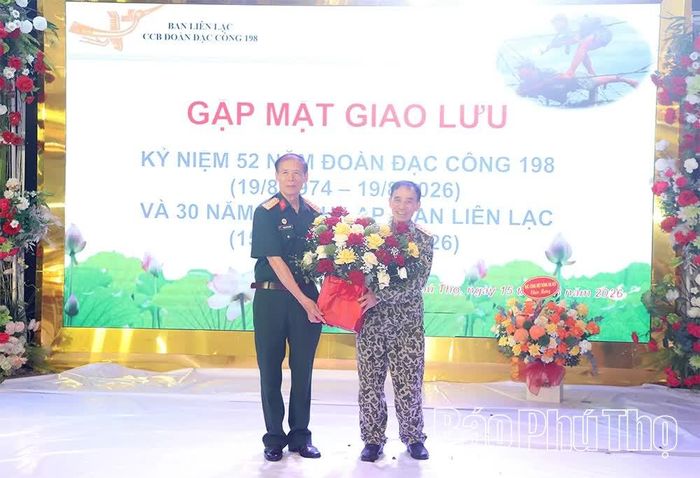 Đại diện lãnh đạo Hội Hỗ trợ gia đình liệt sĩ tỉnh Phú Thọ tặng hoa chúc mừng Ban liên lạc.