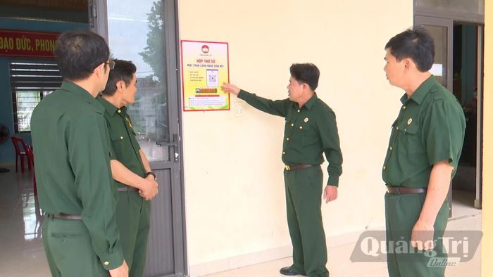 Hội Cựu chiến binh xã Cam Lộ tuyên truyền, hướng dẫn hội viên tiếp cận mô hình "Lắng nghe dân nói" - Ảnh: K.H