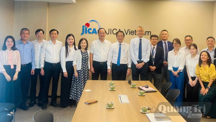Đồng chí Hoàng Nam, Ủy viên Ban Thường vụ Tỉnh ủy, Phó Chủ tịch Thường trực UBND tỉnh và đoàn công tác chụp ảnh lưu niệm cùng các thành viên Cơ quan Hợp tác Quốc tế Nhật Bản (JICA) - Ảnh: N.M