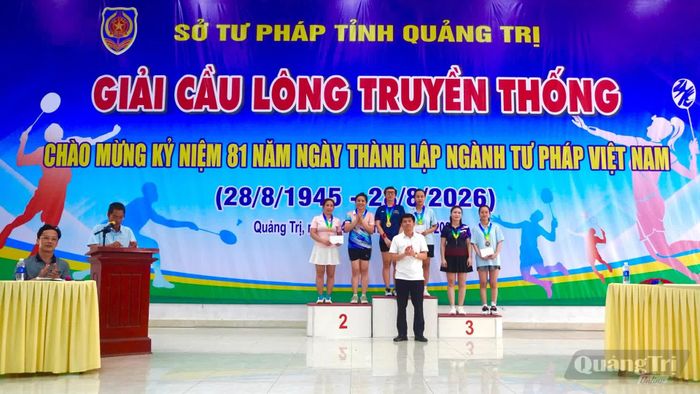 Ban Tổ chức trao các giải nhất, nhì, ba cho các VĐV ở nội dung đôi nữ - Ảnh: H.T