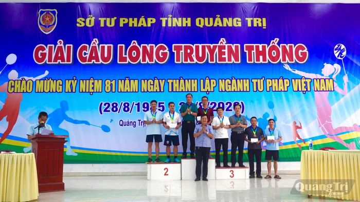 Ban Tổ chức trao các giải nhất, nhì, ba cho các VĐV ở nội dung đôi nam - Ảnh: H.T