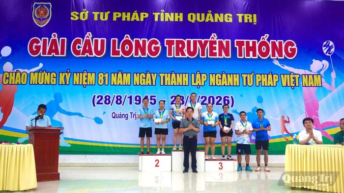 Ban Tổ chức trao các giải nhất, nhì, ba cho các VĐV ở nội dung đôi nam nữ - Ảnh: H.T