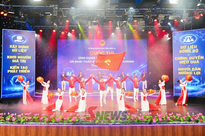 Tiết mục văn nghệ chào mừng khai mạc Cuộc thi ứng dụng trí tuệ nhân tạo và khai thác Kho dữ liệu dùng chung tỉnh Sơn La năm 2026.