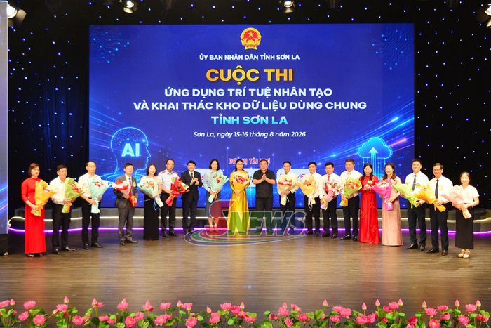 Ban Tổ chức tặng hoa chúc mừng 16 đội thi.