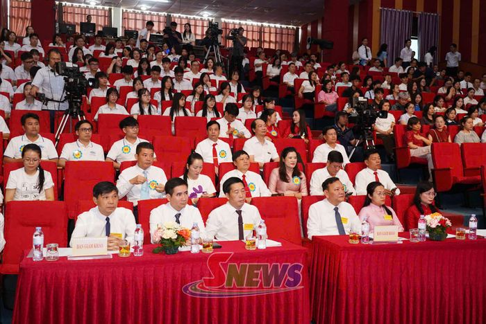 Các đại biểu dự khai mạc cuộc thi.