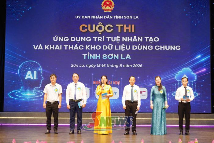 Đội thi văn phòng UBND tỉnh tham gia phần thi giới thiệu dữ liệu của ngành.