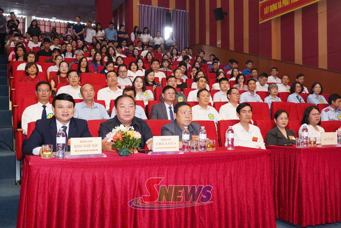 Các đại biểu dự khai mạc.