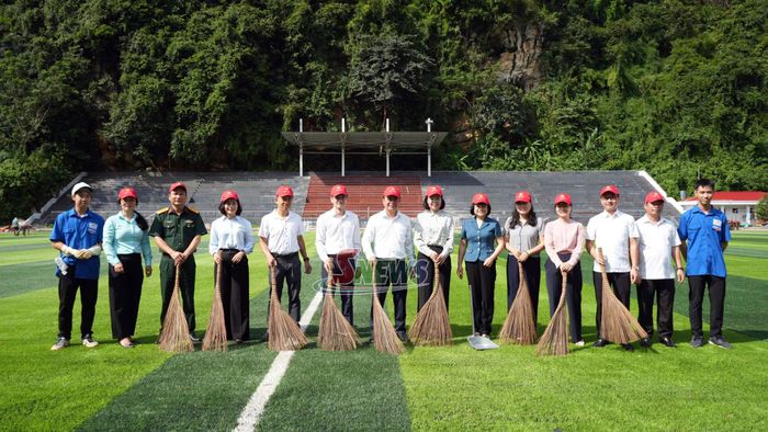 Các đại biểu và nhân dân tham gia vệ sinh môi trường sau lễ phát động.