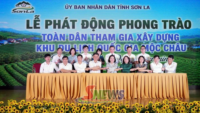 Ký kết Biên bản triển khai phát động phong trào “Toàn dân tham gia xây dựng Khu du lịch quốc gia Mộc Châu Xanh - Sạch - Đẹp - Văn minh”.