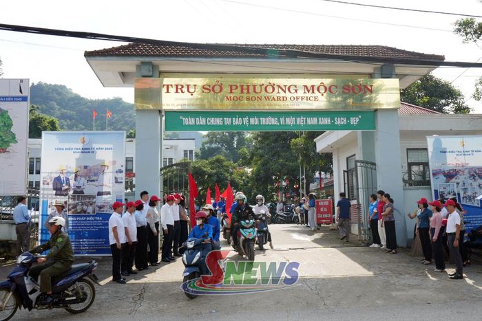 Diễu hành tuyên truyền và ra quân vệ sinh môi trường.
