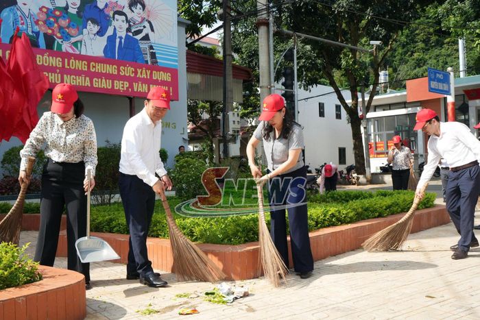 Các đại biểu tham gia vệ sinh môi trường.