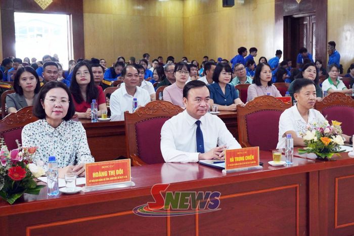 Các đại biểu tham dự tại buổi lễ.