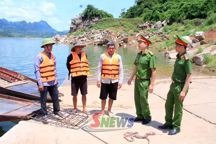 Công an xã Mường Sại tuyên truyền về an toàn giao thông đường thủy cho các chủ thuyền.