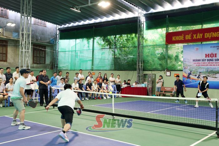 Một trận thi đấu nội dung đôi nam lãnh đạo.