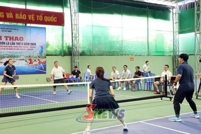 Một trận thi đấu nội dung đôi nam nữ.