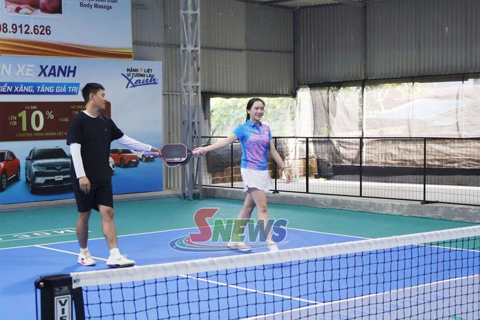 Đoàn viên công đoàn Bệnh viện Đa khoa Vân Hồ tham gia thi đấu Pickleball