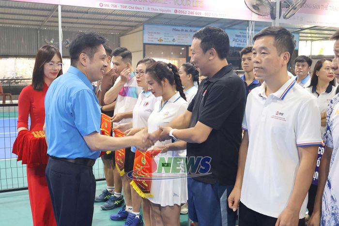 Ban tổ chức trao cờ lưu niệm cho các CĐCS tham gia ngày hội thể thao.