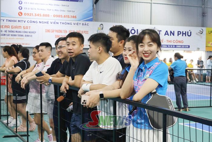 Đông đảo đoàn viên công đoàn tham gia cổ vũ cho các VĐV