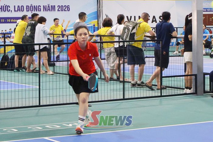 Đoàn viên công đoàn Báo và PTTH Sơn La thi đấu Pickleball.