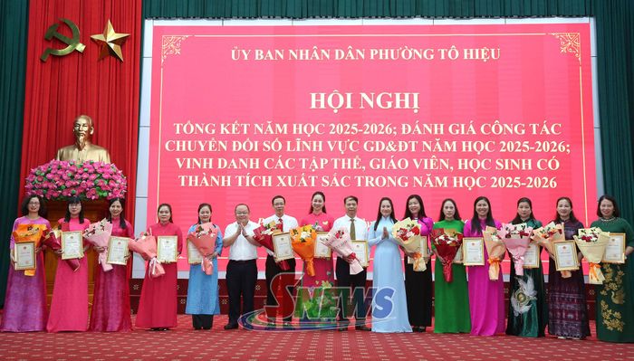 Phường Tô Hiệu vinh danh các tập thể có thành tích xuất sắc trong năm học 2025-2026.
