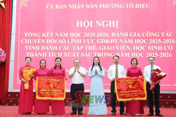 Lãnh đạo phường Tô Hiệu chuyển trao Cờ thi đua của UBND tỉnh cho Trường Mầm non Tô Hiệu và Trường THCS Quyết Thắng.