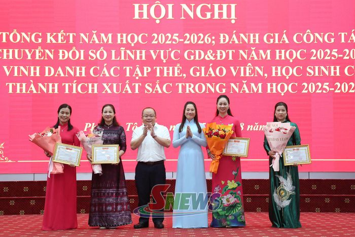 Lãnh đạo phường Tô Hiệu chuyển trao Danh hiệu "Tập thể lao động xuất sắc" cho đại diện các đơn vị.