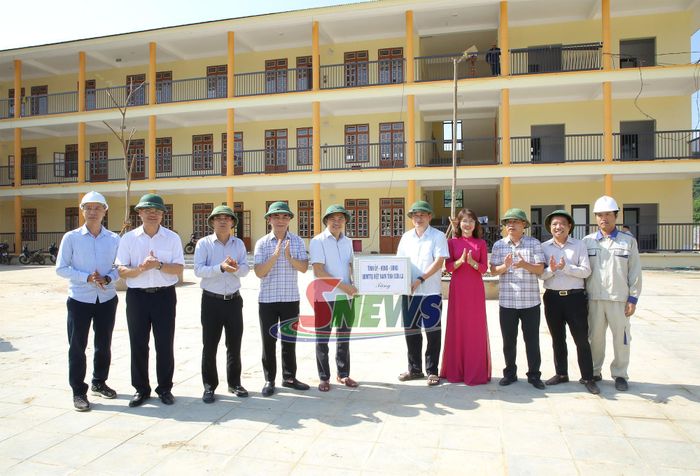 Đoàn công tác tặng quà đơn vị thi công Trường Phổ thông nội trú liên cấp TH - THCS Mường Hung.