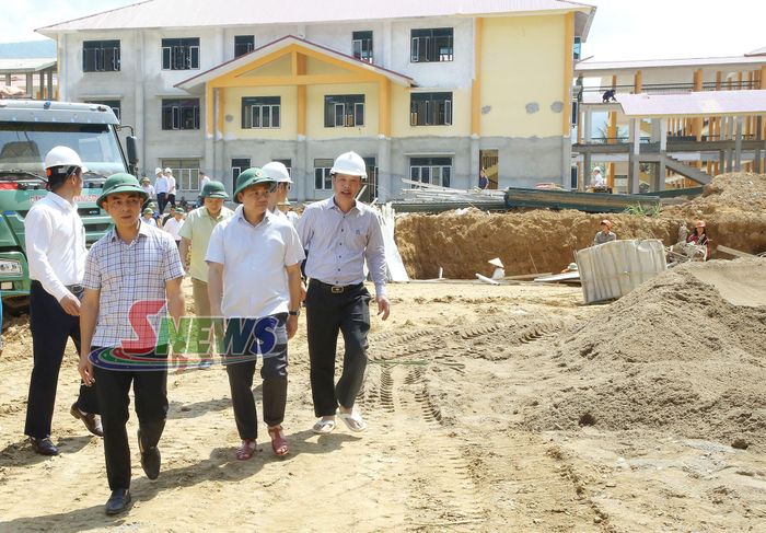 Đoàn công tác kiểm tra tiến độ thi công tại Trường Phổ thông nội trú liên cấp TH - THCS Chiềng Khoong.