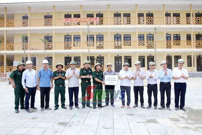 Đoàn công tác tặng quà đơn vị thi công Trường Phổ thông nội trú liên cấp TH - THCS Sốp Cộp.