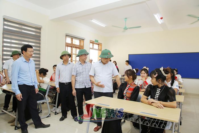 Đoàn công tác thăm hỏi, động viên các em học sinh Trường Phổ thông nội trú liên cấp TH - THCS Mường Hung trước khi vào năm học mới.