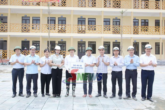 Đoàn công tác tặng quà xã Sốp Cộp.