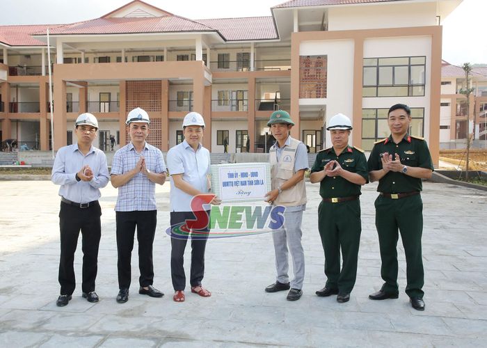 Đoàn công tác tặng quà đơn vị thi công Trường Phổ thông nội trú liên cấp TH - THCS Chiềng Khương.