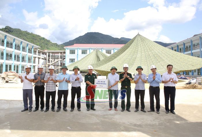 Đoàn công tác tặng quà đơn vị thi công Trường Phổ thông nội trú liên cấp TH - THCS Mường Lèo.