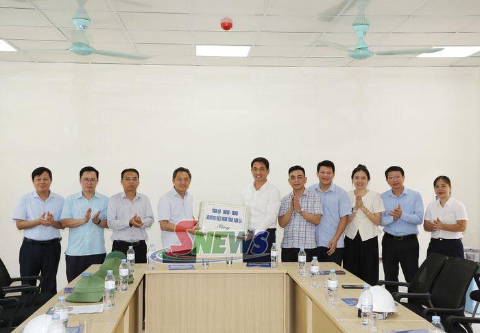 Đoàn công tác tặng quà xã Chiềng Khoong.