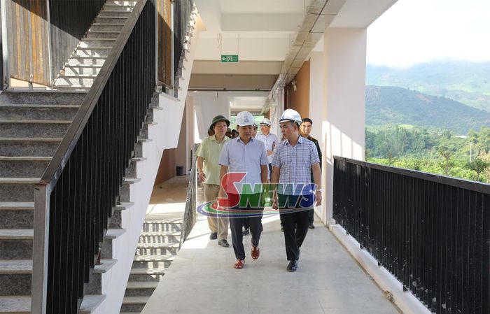 Đoàn công tác kiểm tra tiến độ thi công tại Trường Phổ thông nội trú liên cấp TH - THCS Chiềng Khương.