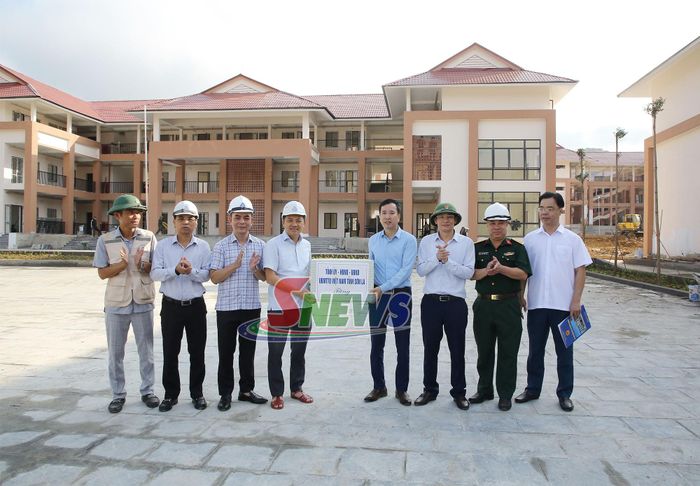 Đoàn công tác tặng quà xã Chiềng Khương.