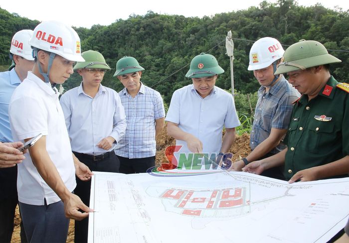 Đoàn công tác kiểm tra tiến độ thi công tại Trường Phổ thông nội trú liên cấp TH - THCS Mường Lèo.