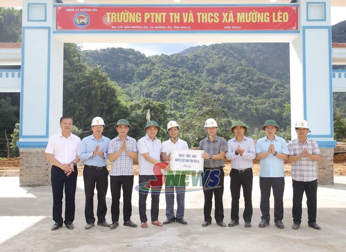 Đoàn công tác tặng quà xã Mường Lèo.