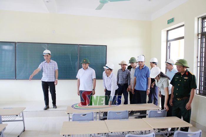 Đoàn công tác kiểm tra trang thiết bị phòng lớp học tại Trường Phổ thông nội trú liên cấp TH - THCS Sốp Cộp.