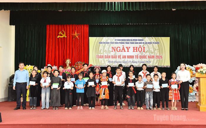 Đồng chí Lê Thị Kim Dung, Phó Bí thư Thường trực Tỉnh ủy; đồng chí Nguyễn Hưng Vượng, Chủ nhiệm Ủy ban Kiểm tra Tỉnh ủy tặng quà cho các em học sinh xã Minh Quang.