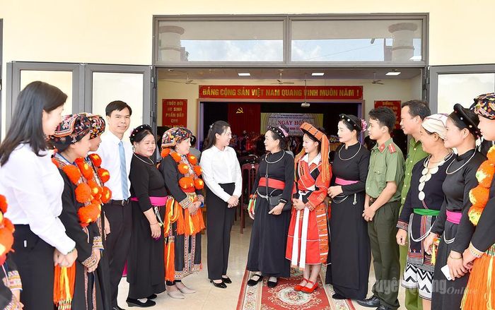 Đồng chí Phó Bí thư Thường trực Tỉnh ủy Lê Thị Kim Dung nói chuyện với bà con nhân dân xã Minh Quang.