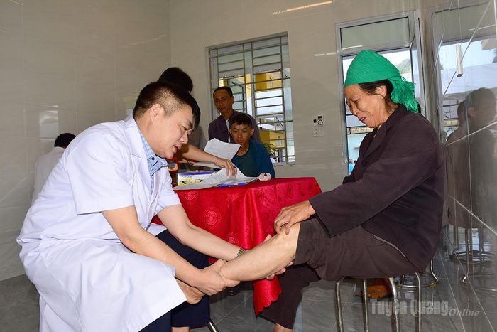 Người dân xã Phố Bảng được thăm khám miễn phí tại chương trình.